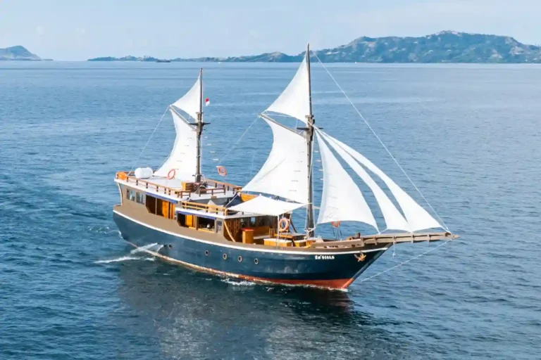 Komodo Tour Package Em'Ocean Phinisi