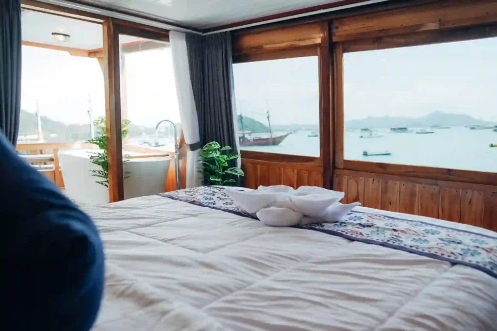 Liveaboard pink beach