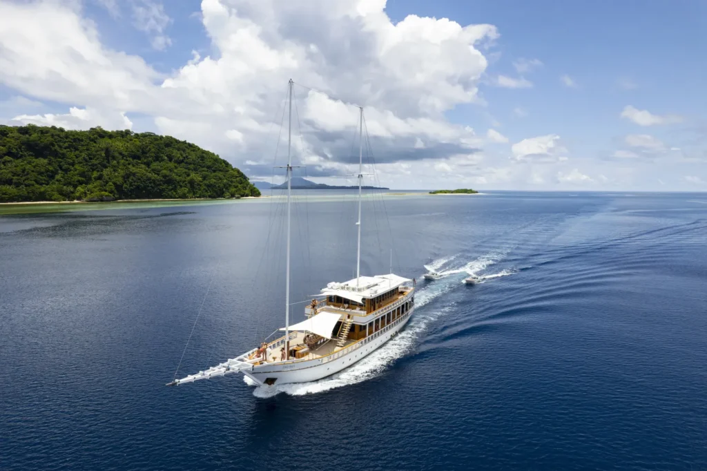 phinisi raja ampat liveaboards